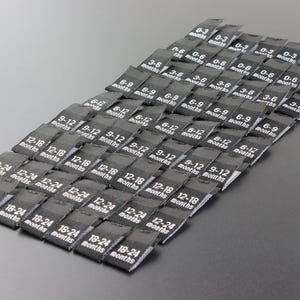 Etichette per taglie per neonati, etichette per taglie per abbigliamento, etichette per taglie damascate, etichette per taglie tessute, etichette per taglie per adulti, etichette per bambini, etichette per taglie per abbigliamento
