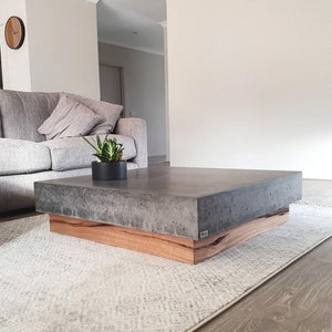 Quadratischer Couchtisch aus poliertem Beton, Untergestell aus Vic Ash-Hartholz, 1 m x 1 m großer Holzkohletisch. Tiefliegender, maßgeschneiderter Industrie-Look.