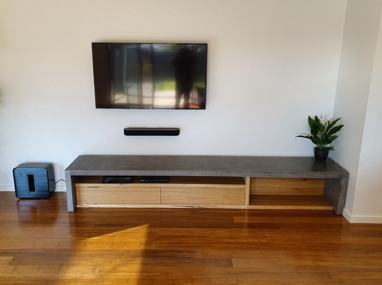 Mueble para TV industrial de madera y hormigón de 2,2 m, soporte de  entretenimiento hecho a mano a medida con gabinetes de madera Vic Ash  pintados de negro. - Etsy México, image size:1279x955