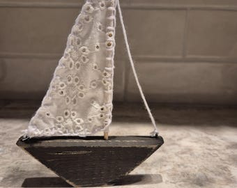 Velero de madera flotante hecho a mano, vela a cuadros, decoración náutica