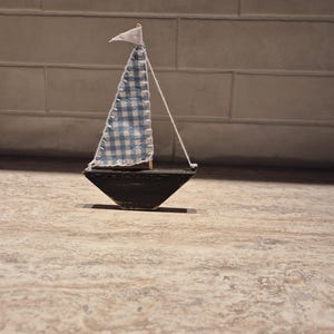 Velero de madera a la deriva, vela azul y blanca, barco griego, recuerdo de boda, adorno para tarta de bebé, regalo náutico, adorno para tarta de bautizo. imagen 2