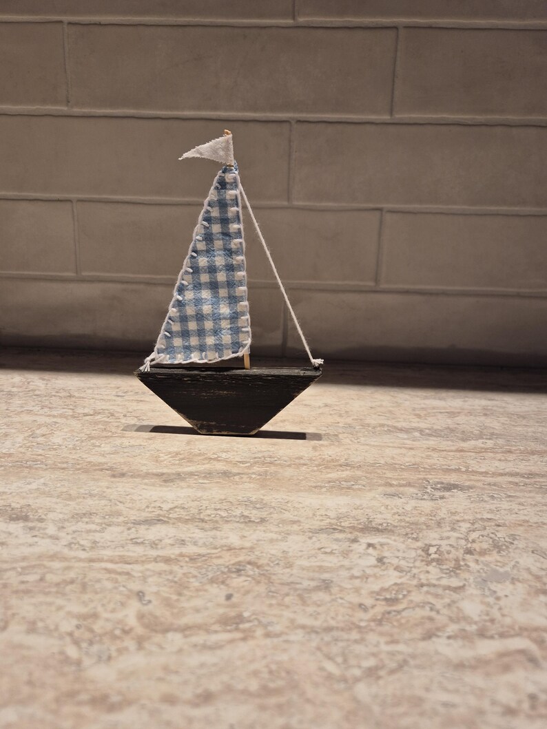 Velero de madera a la deriva, vela azul y blanca, barco griego, recuerdo de boda, adorno para tarta de bebé, regalo náutico, adorno para tarta de bautizo. imagen 2