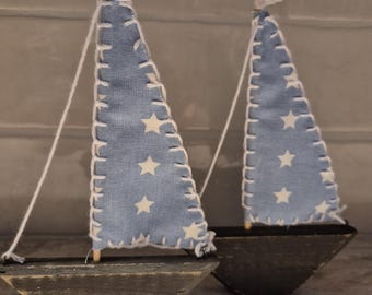 Drijfhouten zeilboot, blauw en wit zeil, Griekse boot, huwelijksgunst, babyjongen caketopper bootgunst, nautisch cadeau doop gunst caketopper