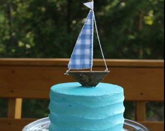 Drijfhouten zeilboot, blauw en wit zeil, Griekse boot, huwelijksgunst, babyjongen caketopper bootgunst, nautisch cadeau doop gunst caketopper