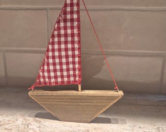 Handgemaakte drijfhoutzeilboot, geruit rood en wit zeil, nautisch decor