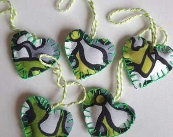 Set van 5 handgemaakte katoenen hangende harten, groene accenten, klein cadeau