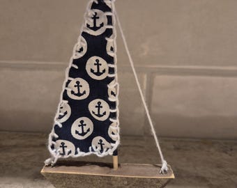 Velero artesanal de madera a la deriva, vela de tela con ancla, vela azul y blanca para decoración náutica, adorno para tartas, decoración de barcos.