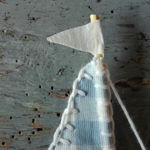 Velero de madera a la deriva, vela azul y blanca, barco griego, recuerdo de boda, adorno para tarta de bebé, regalo náutico, adorno para tarta de bautizo. imagen 5