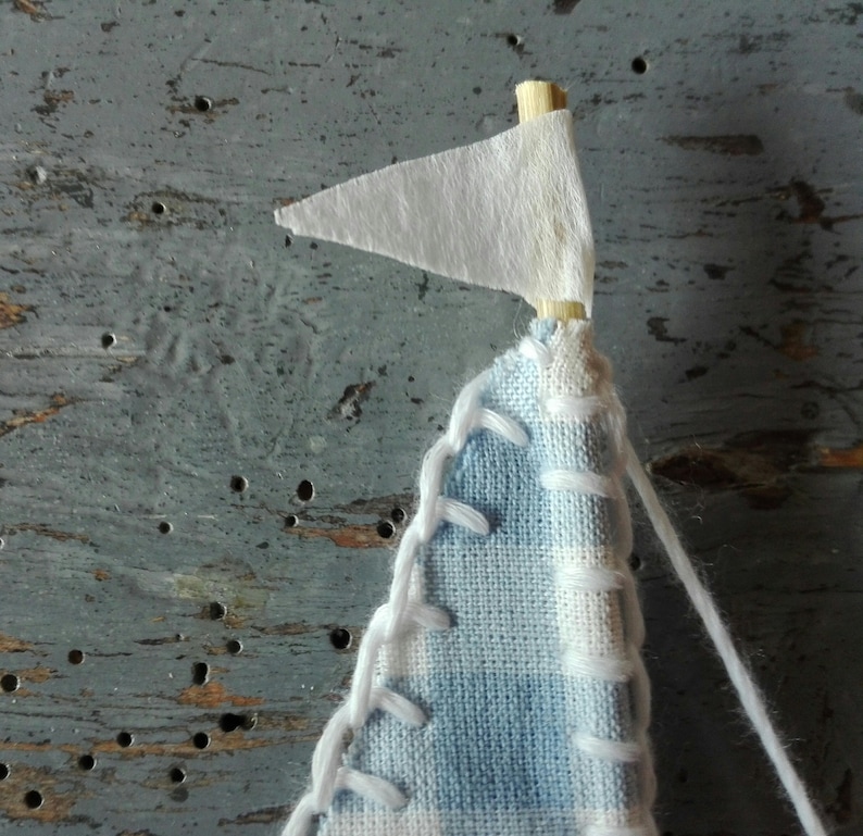 Velero de madera a la deriva, vela azul y blanca, barco griego, recuerdo de boda, adorno para tarta de bebé, regalo náutico, adorno para tarta de bautizo. imagen 5