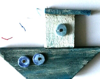 Handgemaakte vissersboot van drijfhout, rustiek nautisch decor