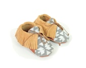 Grey moccasins. From S.16 to S.24.