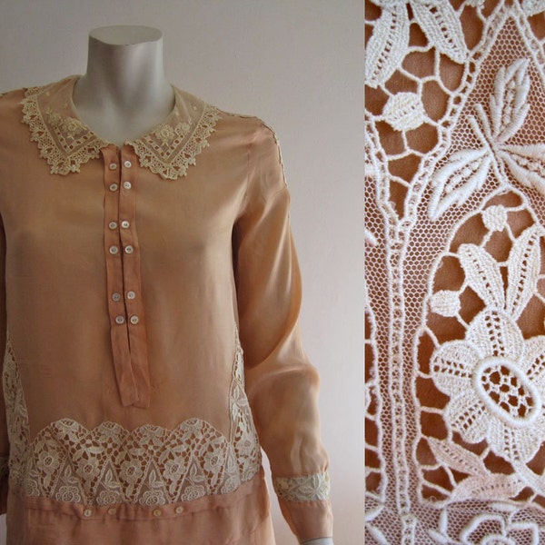 Vestido de la década de 1920 / 20s aleta Peachy y vestido de seda rosa y encaje crema pequeño