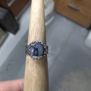 ladies ring with 16 mm Dragon Vein Agate. size 11  detailed blossom band.