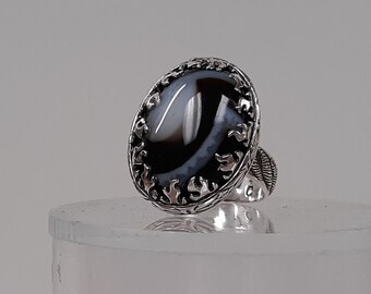 This Ladies ring is a Banded Agate 15 x 20mm size 8 3/4. It set in a NEW flame bezel and has been oxidized. Very Nice stone