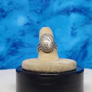 Mexican crazy lace agate ring size 7. with a very nice 18 x 13 mm stone. It has a tapered blossom band.