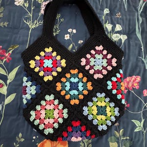 Listo para enviar. NUEVO bolso de mano grande de ganchillo, hecho a mano, de algodón, con bolsillos forrados en negro y doble asa. Bolso de mano tejido.