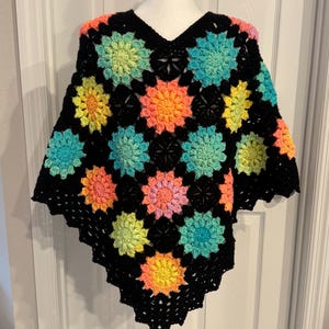 Handgefertigte Häkelarbeit Poncho Sunburst Bunt Schwarz Oma Quadrat Multicolor Strick Blau Grün Pink Orange Gelb Bogenkante