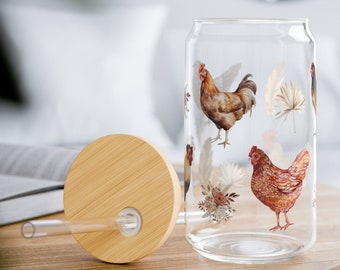 Pode incluir: Uma garrafa de água reutilizável de vidro transparente com tampa e canudo de bambu. A garrafa tem um design de galinhas e elementos florais.