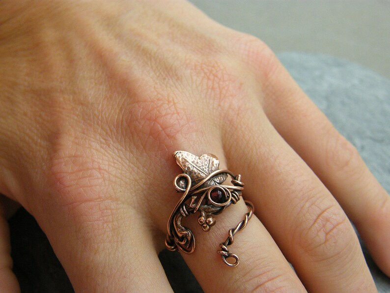 Garnet ~ Leaf ring ~ January birthstone ring ~ Thumb ring ~ Ivy leaf ~ Adjustable ring ~ Nature inspired ~ Statement ring ~ Leaf jewelry ~