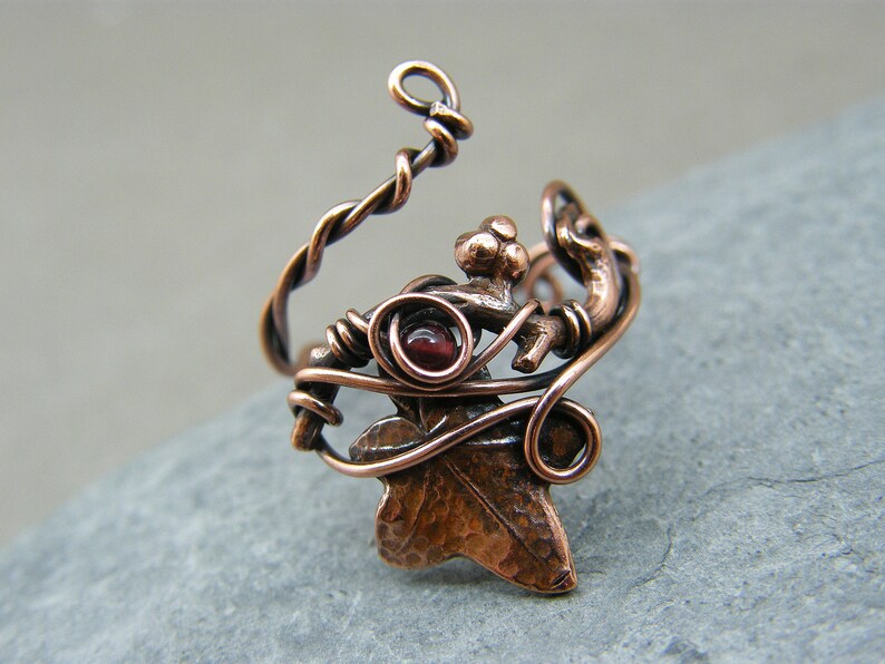 Garnet ~ Leaf ring ~ January birthstone ring ~ Thumb ring ~ Ivy leaf ~ Adjustable ring ~ Nature inspired ~ Statement ring ~ Leaf jewelry ~