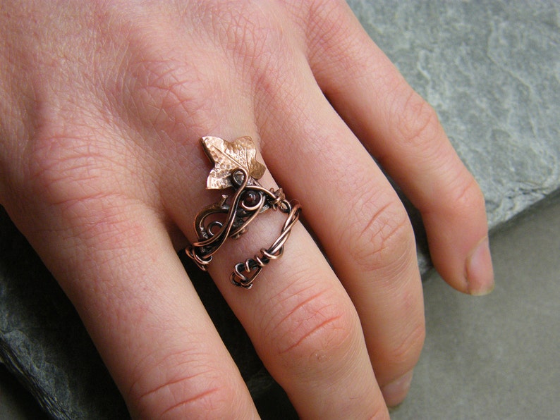 Garnet ~ Leaf ring ~ January birthstone ring ~ Thumb ring ~ Ivy leaf ~ Adjustable ring ~ Nature inspired ~ Statement ring ~ Leaf jewelry ~