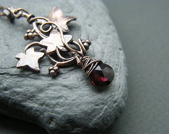 Collar de hoja de granate: colgante de hiedra de cobre antiguo, piedra de nacimiento de enero.