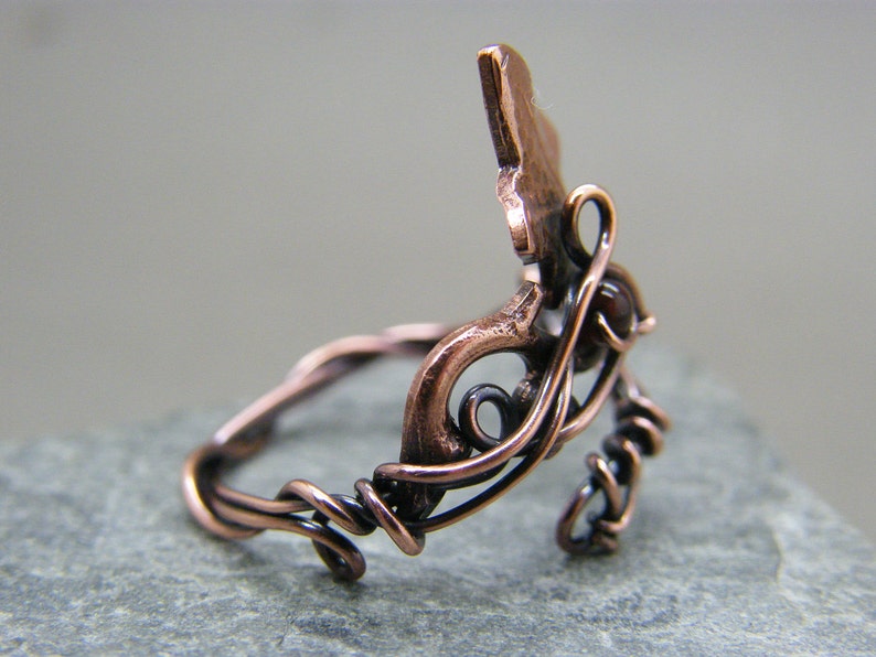 Garnet ~ Leaf ring ~ January birthstone ring ~ Thumb ring ~ Ivy leaf ~ Adjustable ring ~ Nature inspired ~ Statement ring ~ Leaf jewelry ~