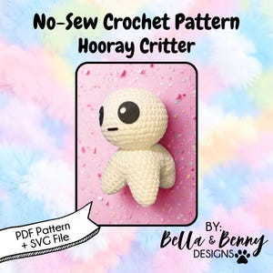 Könnte beinhalten: Ein cremefarbenes, nahtloses Häkeltier mit großen schwarzen Augen und einem kleinen Mund. Das Bild enthält den Text "No-Sew Crochet Pattern Hooray Critter" und "PDF Pattern + SVG File" von Bella & Benny Designs.