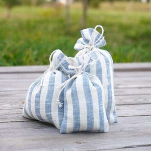 Set 10 blau weiß gestreifte Leinen Geschenkbeutel. Taufsuchender Geschenkbeutel. Maritime Hochzeitstaschen. Leinen Taschen für die Taufe. Leckerlibeutel Schütte