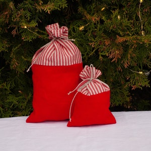 Set 10 Weihnachtliche Geschenktüten. Set Weihnachtsgeschenkbeutel. Set 10 Leckerlibeutel aus Leinenstoff. Rote Weihnachtsgeschenktüten. Grüne Weihnachtsgeschenke.
