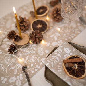 Caminho de mesa de Natal. Caminho de mesa de linho com estampa de inverno. Decoração festiva de mesa de jantar. Paisagem de mesa de enfeite de Natal. Decoração de raminhos de azevinho