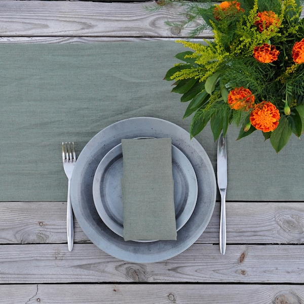 Sage green linen cloth napkins. Linen napkins for farmhouse table decor. Sage green dinner napkins. Fall wedding table napkins.