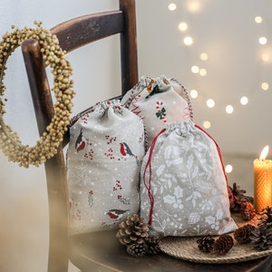 Sacchetto di caramelle natalizie in tessuto di lino. Sacchetti regalo di Natale per bambini. Sacchetti con coulisse di Natale per incartare i regali. Sacchetto per giocattoli di Natale. Sacchetto di stoffa di Babbo Natale