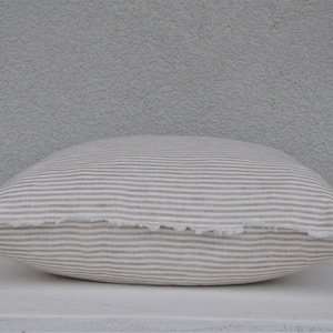 Funda de almohada de lino natural a rayas con cremallera. Funda de almohada de lino con flecos.