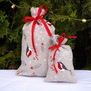 Weihnachtstüten. Weihnachtsfeier kleine oder große Geschenketüten. Weihnachts-Leinensack mit roter Kordel. Weihnachtlicher Stoffbeutel zum Verpacken.