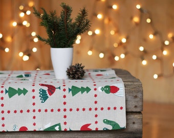 Camino de mesa navideño: decoración navideña escandinava de lino con estampados tradicionales en rojo y verde.