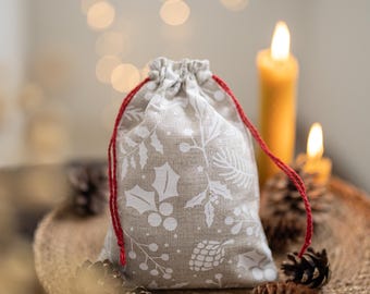 Weihnachtlicher Geschenkbeutel mit Kordelzug. Weihnachtsgeschenksack. Weihnachtsgeschenke Stoffbeutel. Beutel aus Leinen mit Weihnachtsornament für die Geschenkverpackung