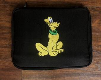 ディズニーピンコレクション用の大型刺繍入りプルートが座っているミッキーマウスの犬ピントレーディングブックバッグ。隠れミッキーピン300個収納可能。送料無料。
