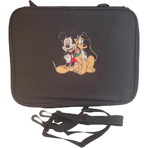 Puede incluir: Bolso rectangular negro con cierre de cremallera y correa para el hombro desmontable. El bolso presenta una imagen bordada de Mickey Mouse y Pluto. El bolso está diseñado para transportar objetos.