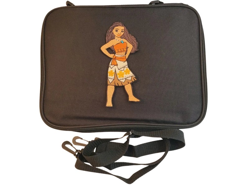 Puede incluir: Funda negra para port&aacute;til con cierre de cremallera y correa para el hombro desmontable. La funda presenta un gr&aacute;fico colorido de un personaje de dibujos animados con una parte superior naranja y una falda estampada. Dise&ntilde;ada para proteger un port&aacute;til o tableta.