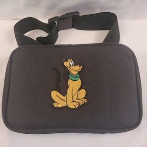 Pode incluir: Bolsa de cintura preta com uma imagem bordada do Pluto, um cão de desenho animado com pelo amarelo, uma coleira verde e um fundo branco.