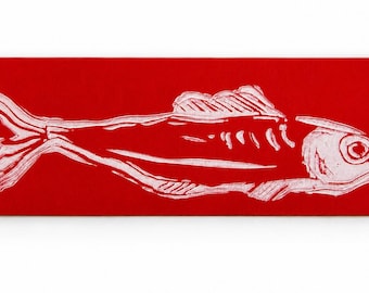 Könnte beinhalten: Ein rechteckiger Druck mit einer weißen Illustration eines Fisches im Linolschnitt-Stil, zentriert auf einem einfarbigen, leuchtend roten Hintergrund. Das Fischdesign zeigt sichtbare weiße Tintenstrukturen und Pinselstriche.