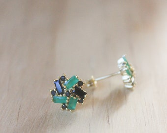 Flower gold gemstone stud earrings, onyx & green garnet