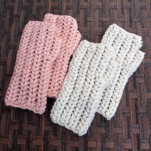 2 pairs of hand/arm warmers in the colors cream and pink.