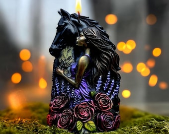 Vela de mujer mística y caballo negro con detalles en rosa intenso. Recuerdo de boda de estilo cottagecore. Decoración de inauguración de la casa con estética gótica acogedora. Decoración espiritual.