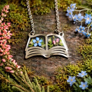 Gepresste Blumen-Buch-Anhänger-Halskette: Literarisches Schmuckgeschenk
