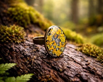 Anillo de musgo de liquen auténtico, joyería botánica de resina inspirada en el bosque, regalo de estilo cottagecore natural.