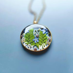 Collar con la mejor mamá con planta seca real, regalo personalizado para el Día de la Madre, frase personalizada, palabra especial, mensaje oculto, joyería con cita.