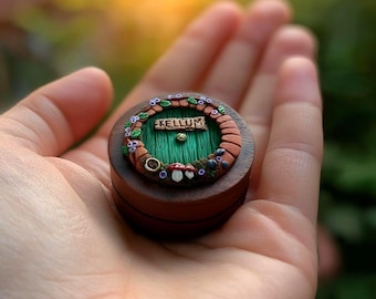 Caja de madera personalizada para anillos de compromiso con forma de puerta de hadas y setas. Ideal para amantes de la fantasía. Propuesta de matrimonio estilo cuento de hadas con iniciales personalizadas.