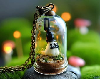 Collar con diorama de fantasma que brilla en la oscuridad: joyería gótica y caprichosa.